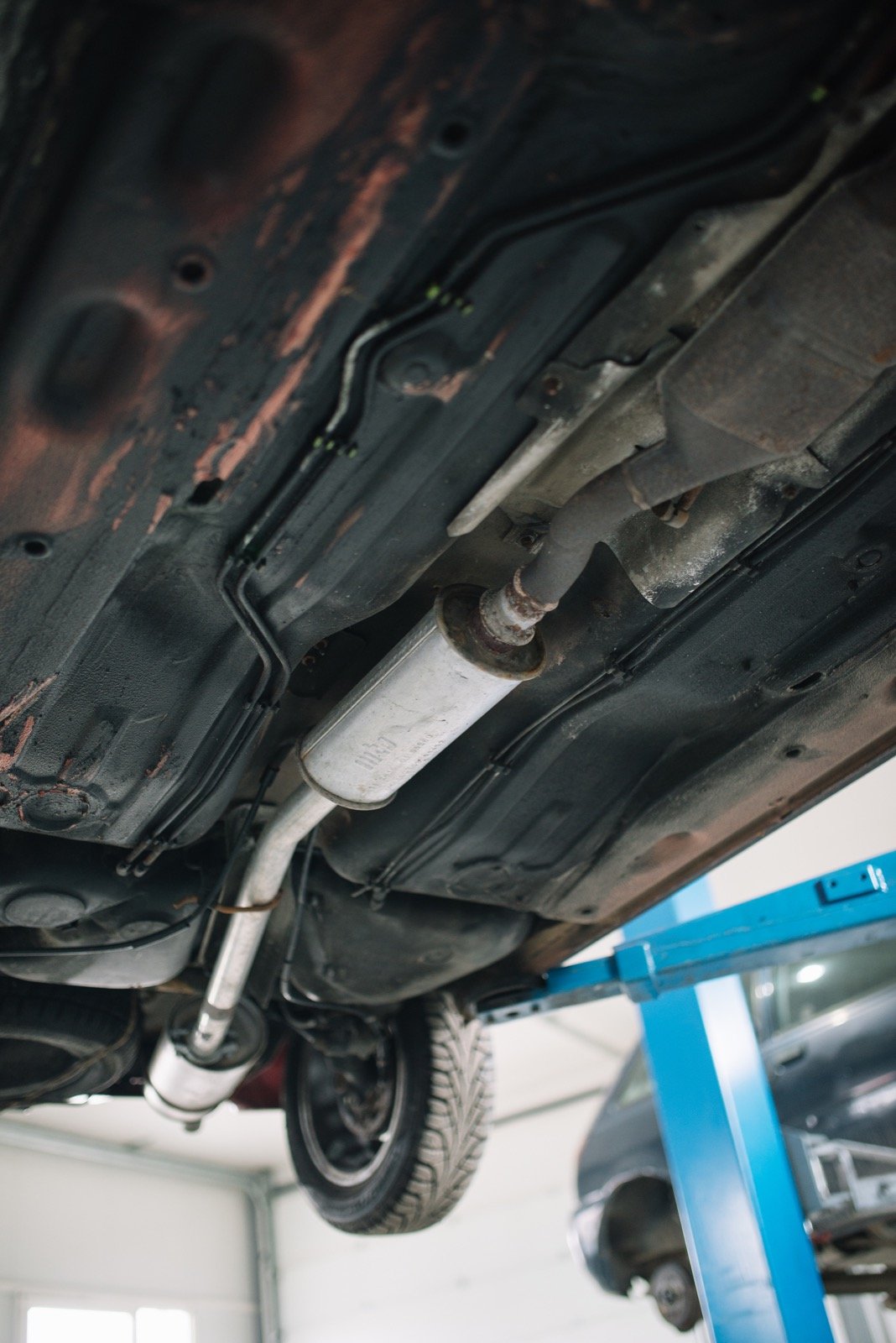 Vehicle undercarriage inspection on a garage lift
